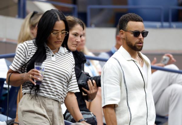 Steph Curry和他的妻子Ayesha Curry在Aryna Sabalenka [2]对阵Jessica Pegula [6]的比赛前走向他们的座位。