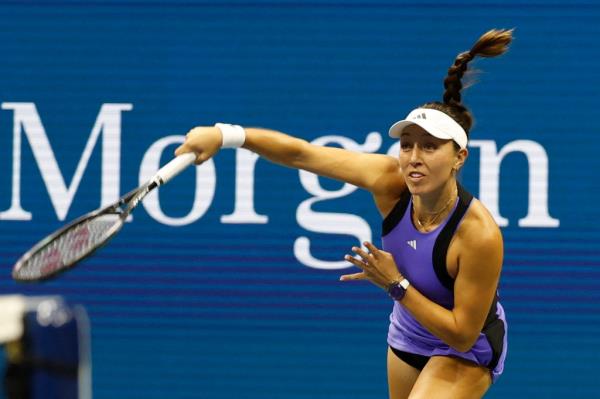 Jessica Pegula(美国)在2024年美国网球公开赛第十三天在美国网球协会比利·简·金国家网球中心对阵Aryna Sabalenka(未出镜)的女子单打决赛中发球。
